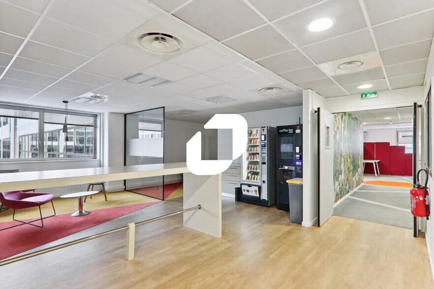 Office in Noisy-le-Grand for lease - Interior Photo - Image 1 of 11