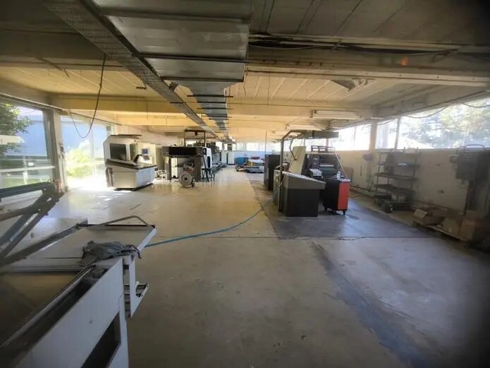 Flex in Cavaillon for lease - Interior Photo - Image 2 of 8