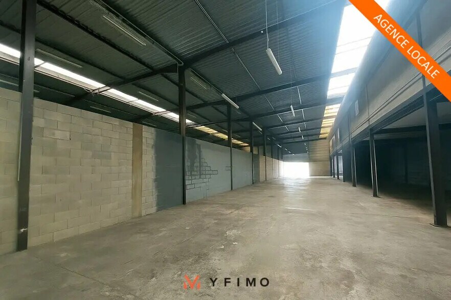 Flex in Porcheville for lease - Interior Photo - Image 1 of 4