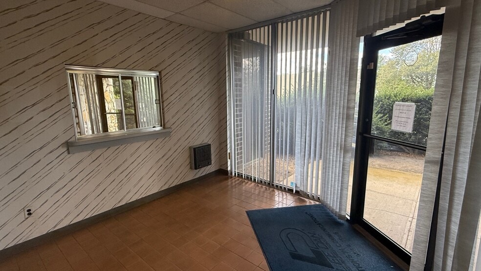 155 Adams Ave, Hauppauge, NY for sale - Lobby - Image 2 of 7