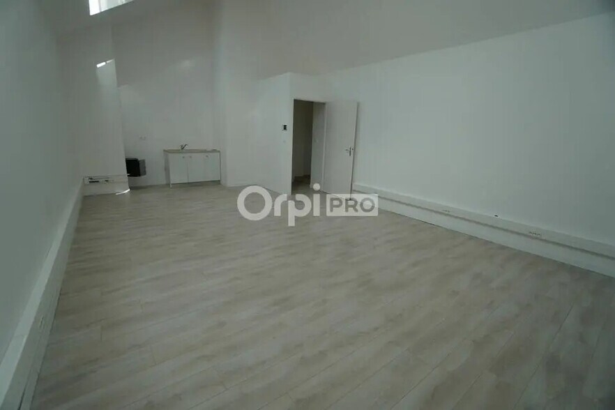 Office in Quetigny for lease - Building Photo - Image 2 of 4