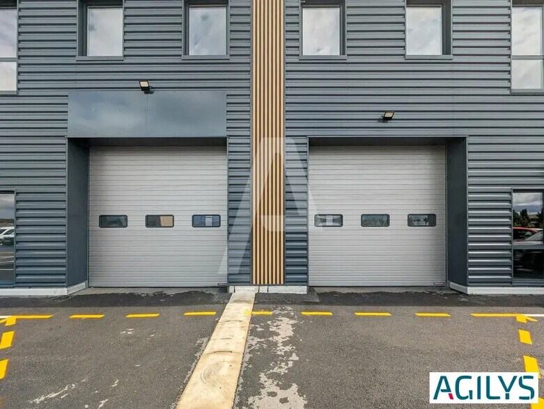 Flex in Élancourt for lease - Building Photo - Image 2 of 11