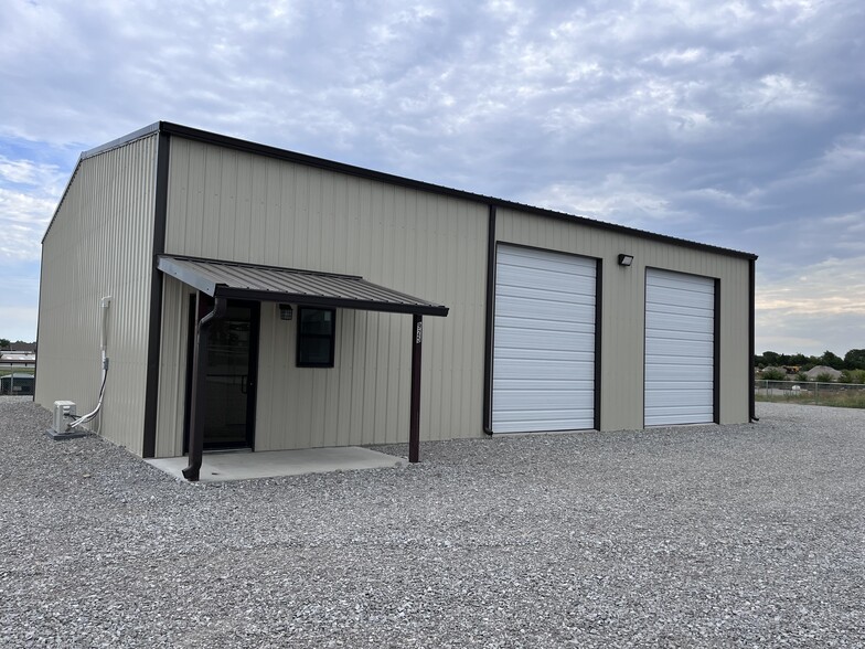 926 Deere Dr, Ardmore, OK for lease - Building Photo - Image 1 of 11