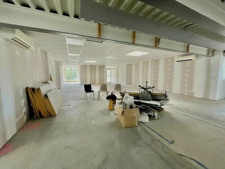 Office in Montauroux for lease - Building Photo - Image 2 of 9