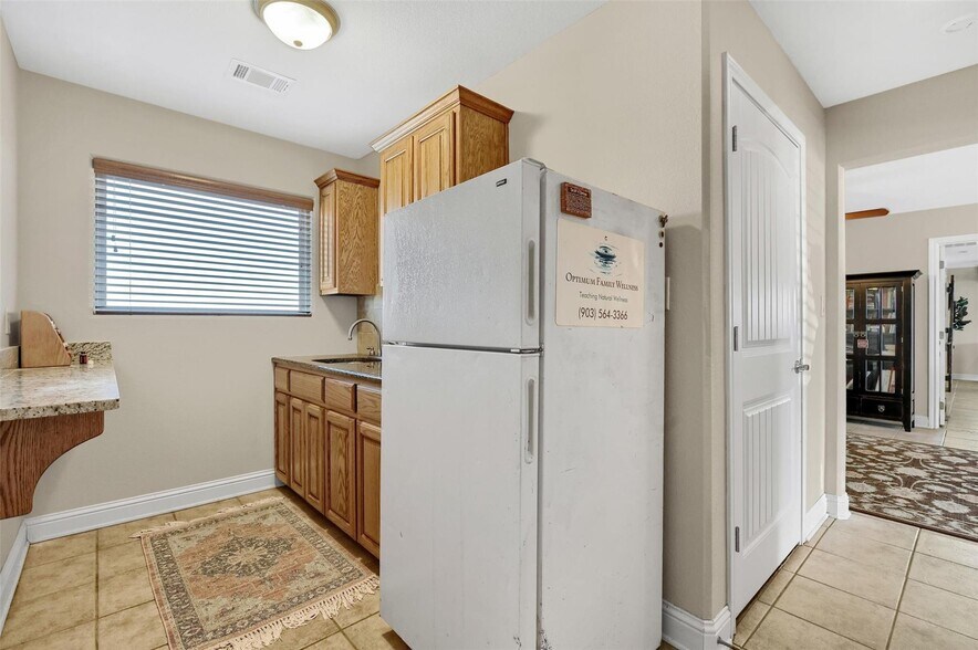 29311 US Hwy 82, Sadler, TX for lease - Interior Photo - Image 3 of 6