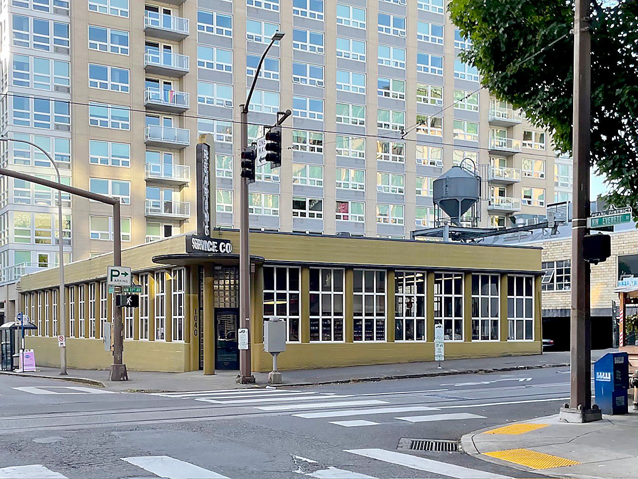 1040 NW Everett St, Portland, OR for lease Building Photo- Image 1 of 13