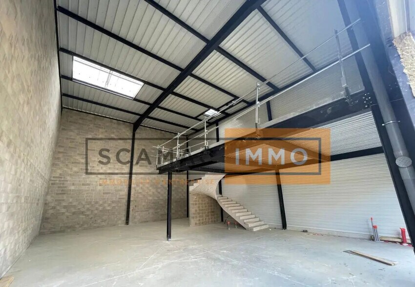 Flex in Courtry for sale - Building Photo - Image 3 of 6