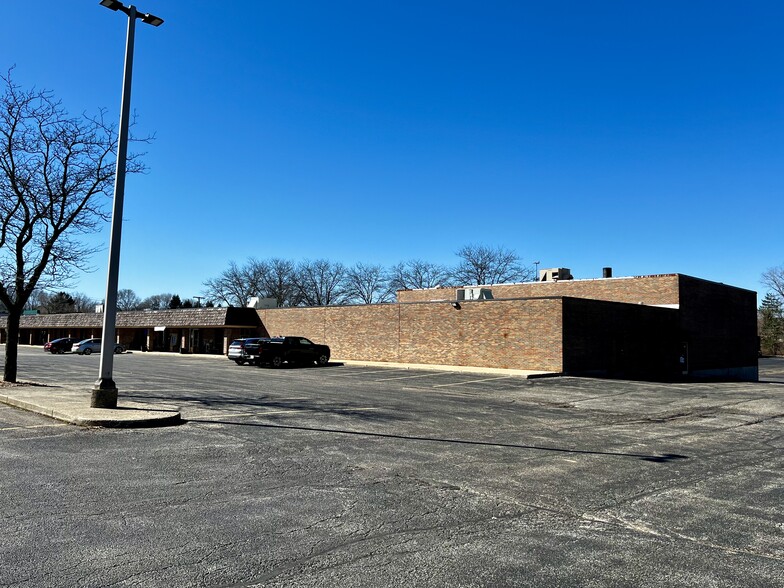 300 Peterson Rd, Libertyville, IL for lease - Building Photo - Image 2 of 5