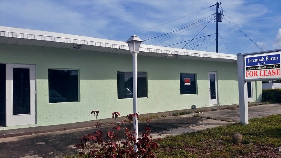 2426 NE Letitia St, Jensen Beach, FL for sale - Primary Photo - Image 1 of 34