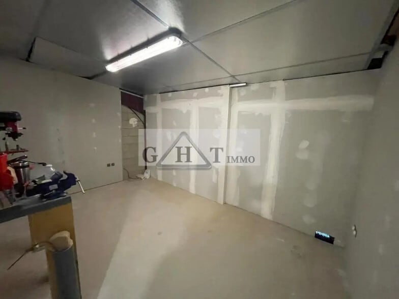 Industrial in Corbeil-Essonnes for sale - Interior Photo - Image 1 of 8