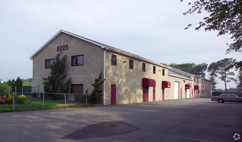 2225 Plainfield Pike, Johnston, RI for sale - Primary Photo - Image 1 of 1