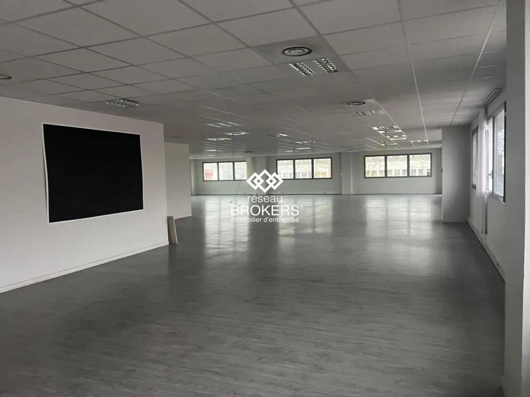 Flex in Saint-Priest for lease Interior Photo- Image 1 of 8