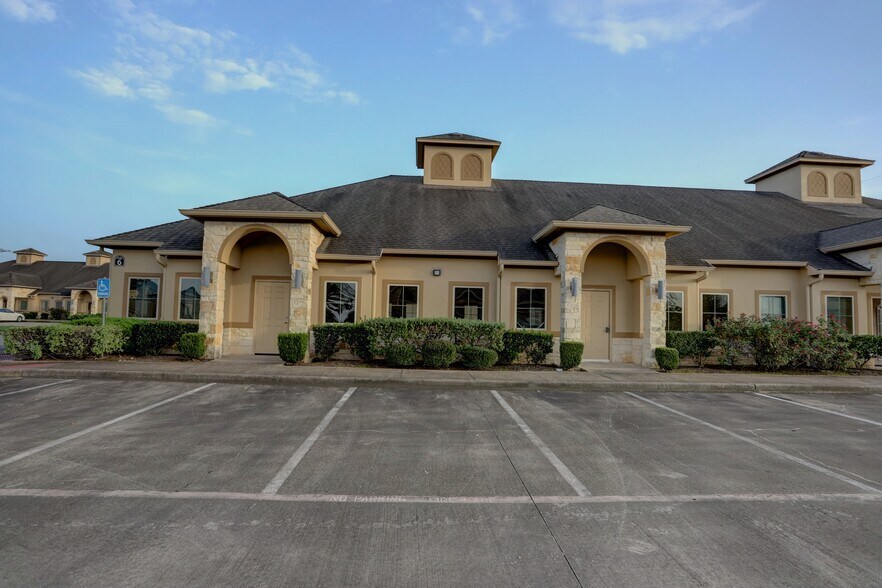 12234 Shadow Creek Pky, Pearland, TX for lease - Primary Photo - Image 1 of 17