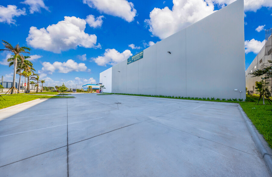 14101 NW 112th Ave, Hialeah Gardens, FL for lease - Building Photo - Image 3 of 30