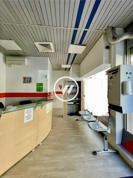 Retail in Marseille for lease - Interior Photo - Image 1 of 7