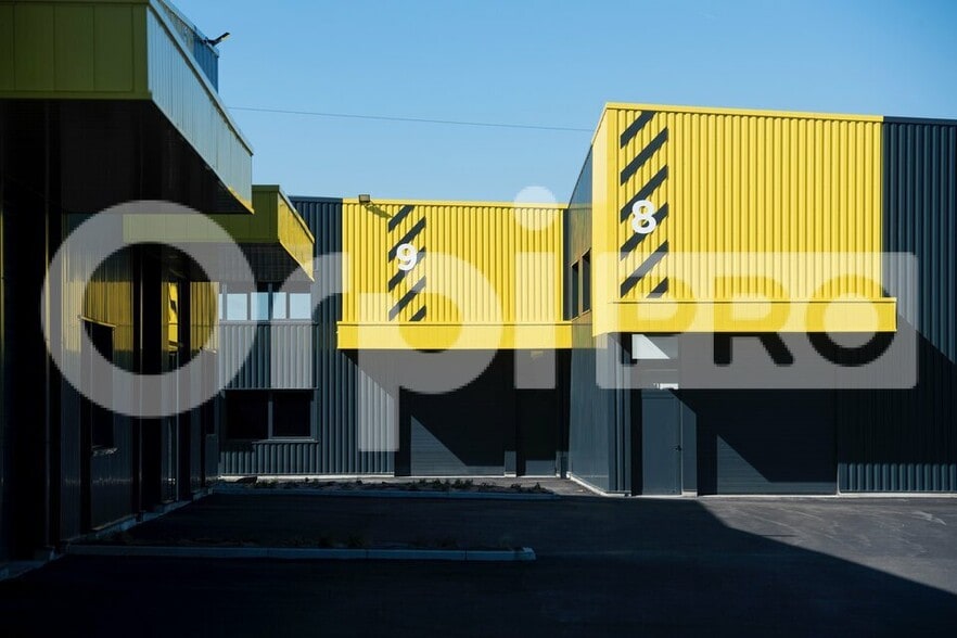 Flex in Trévoux for lease - Building Photo - Image 1 of 3