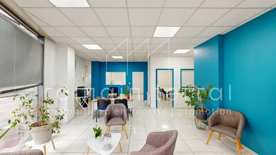 Retail in Limoges for lease - Building Photo - Image 2 of 6