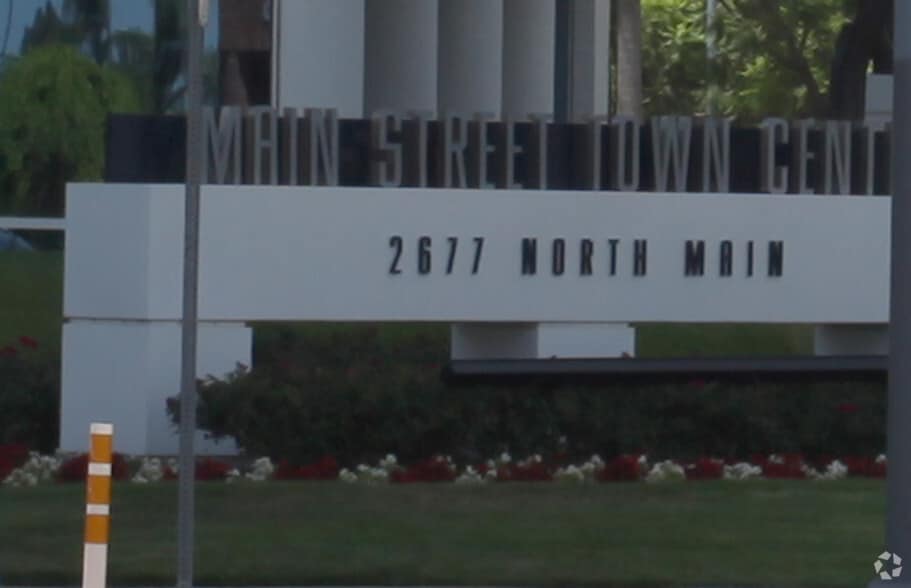 2677 N Main St, Santa Ana, CA for lease - Building Photo - Image 2 of 7