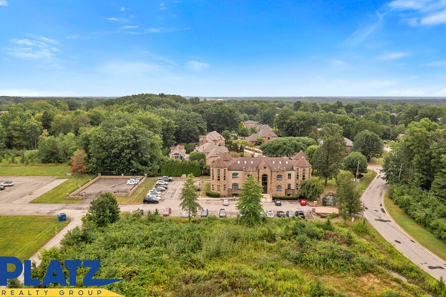 8544 Hickory Hill Dr, Poland, OH for sale - Building Photo - Image 3 of 14