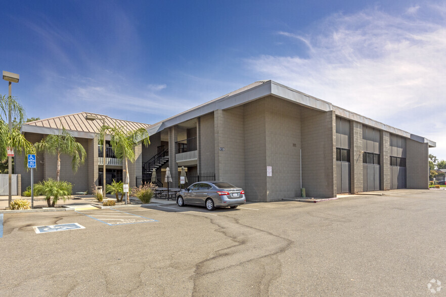 5110 E Clinton Way, Fresno, CA for lease - Building Photo - Image 1 of 4