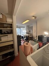 Retail in Paris for lease Interior Photo- Image 2 of 2