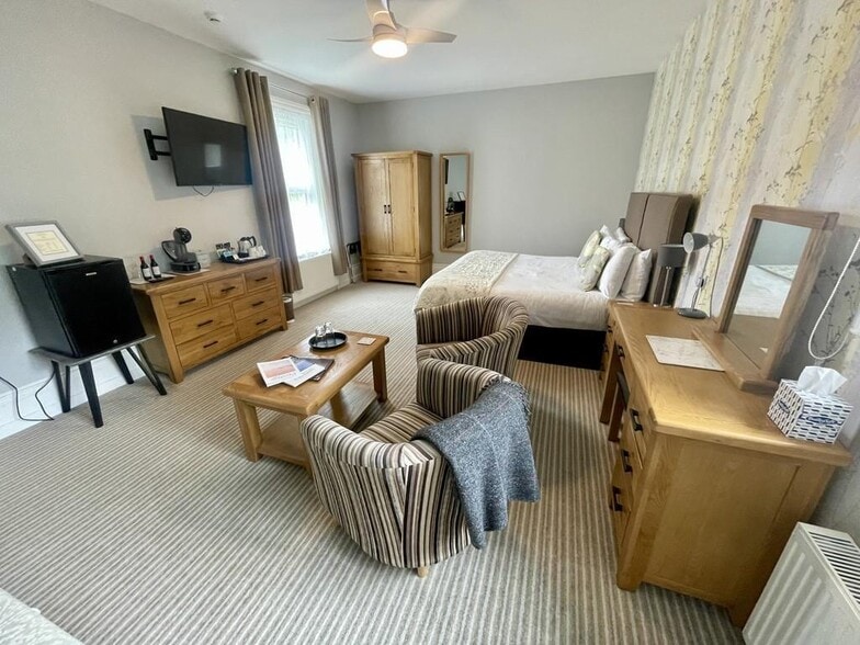 1 Queens Rd, Shanklin for sale - Building Photo - Image 3 of 21