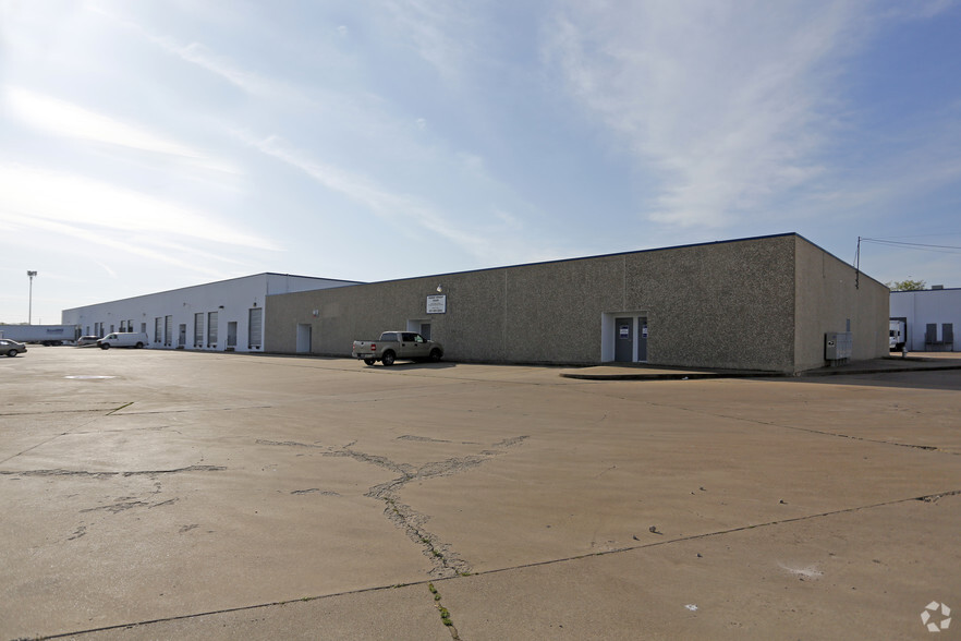 5848-5884 E Berry St, Fort Worth, TX for lease - Building Photo - Image 3 of 14