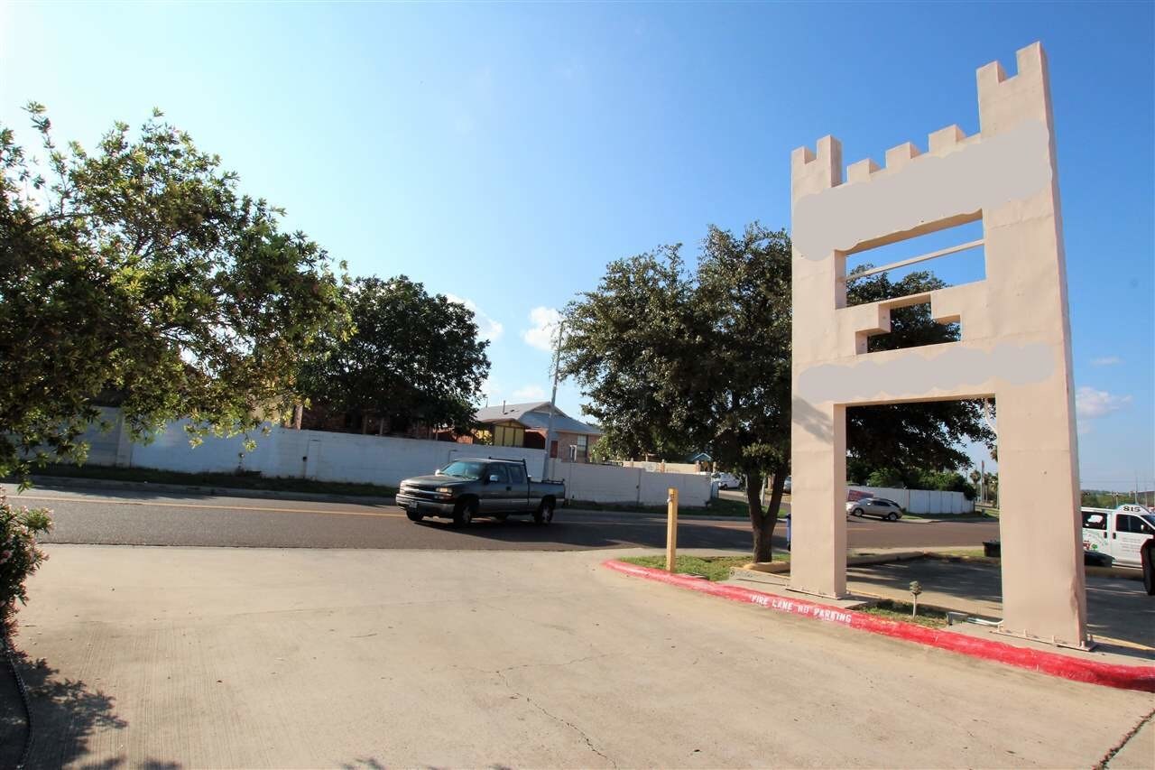 819 Los Presidentes Ave, Laredo, TX 78046