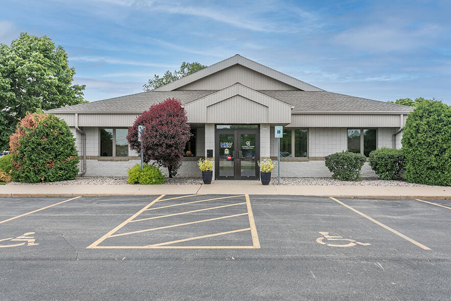 2220 Omro Rd, Oshkosh, WI for sale - Primary Photo - Image 1 of 3