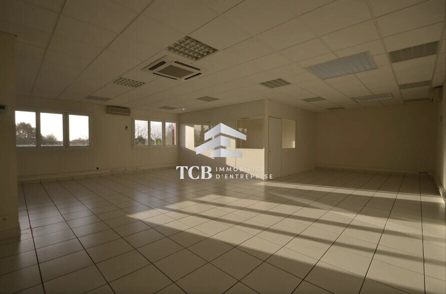 Office in Bouguenais for lease - Interior Photo - Image 2 of 5
