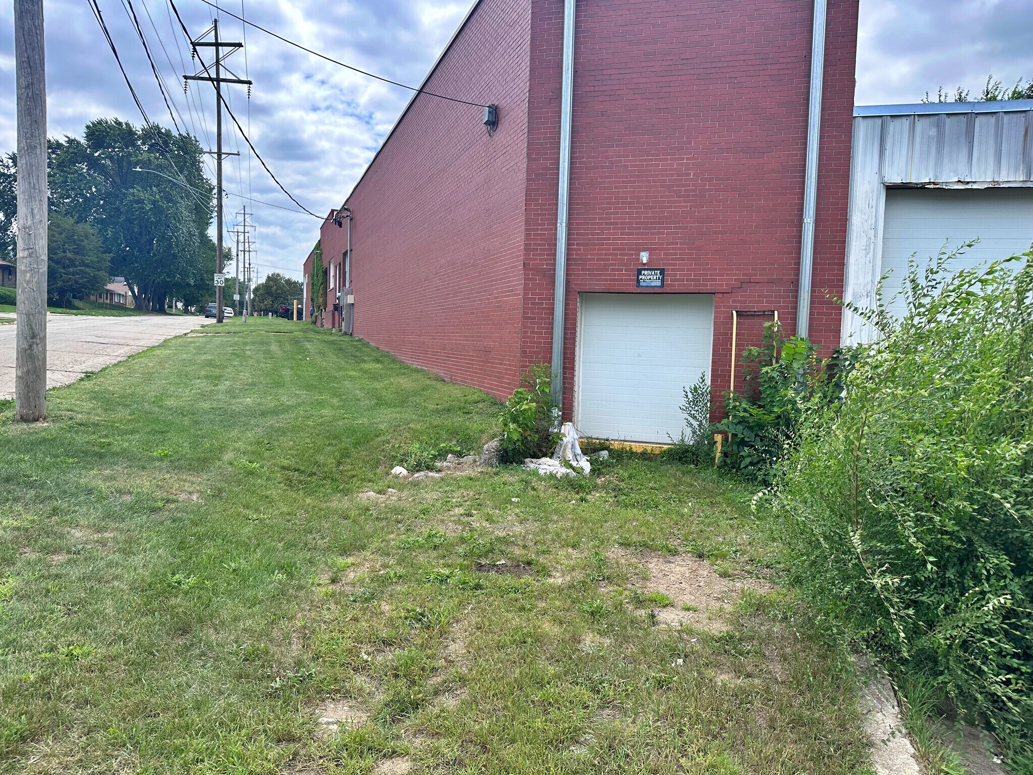 1227 22nd St, Rockford, IL 61108 1227 22nd St.