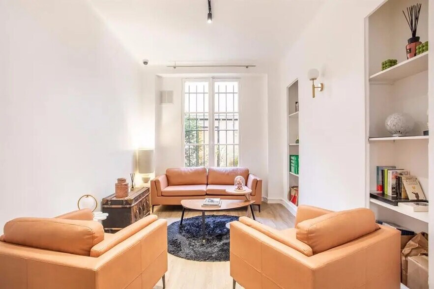 Retail in Paris for lease - Building Photo - Image 3 of 5