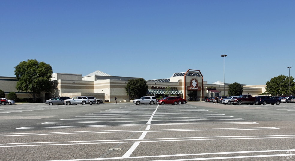 230-346 Southpark Cir, Colonial Heights, VA for sale - Primary Photo - Image 1 of 1