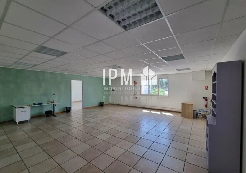 Flex in La Ciotat for lease - Interior Photo - Image 3 of 8