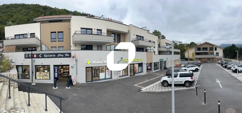 Retail in Noyarey for lease - Building Photo - Image 3 of 8