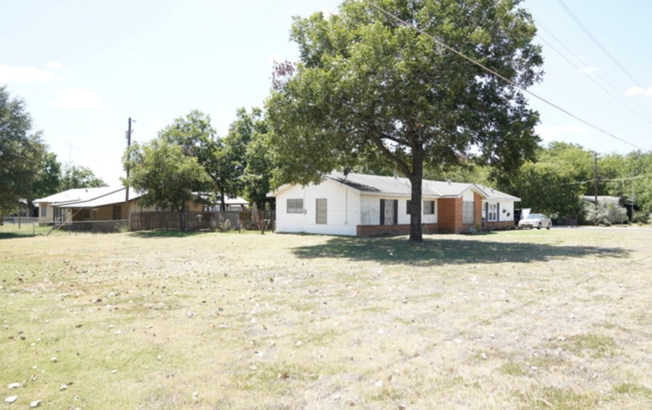 809 W Hondo Ave, Devine, TX for sale - Primary Photo - Image 1 of 1