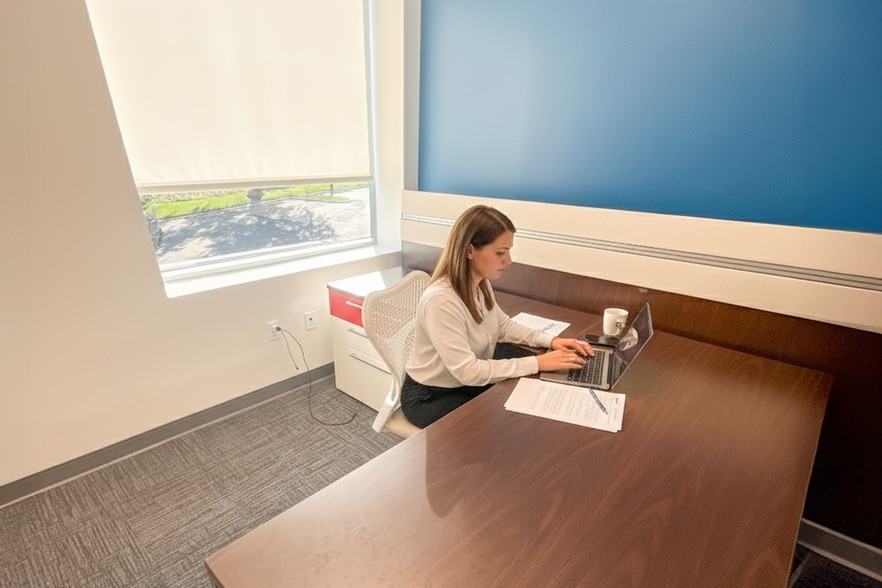 27001 Agoura Rd, Calabasas, CA for lease - Interior Photo - Image 3 of 9