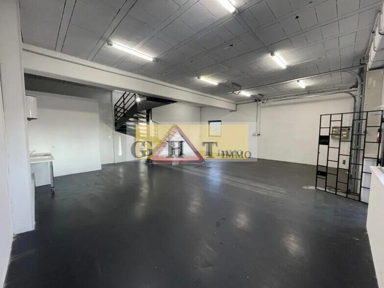 Industrial in Bondoufle for lease - Interior Photo - Image 2 of 17