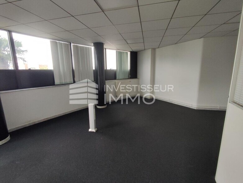 Office in Champigny Sur Marne for lease - Interior Photo - Image 2 of 9
