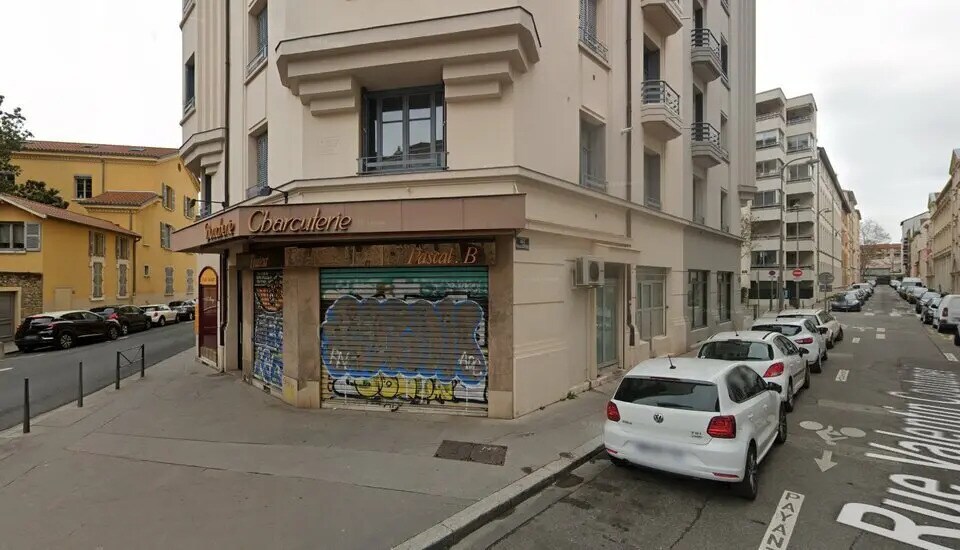 Retail in Lyon for sale Building Photo- Image 1 of 2