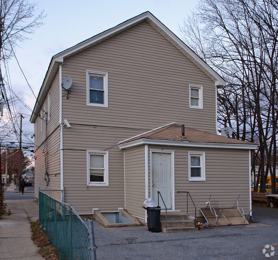 848 Prospect Ave, Westbury, NY 11590