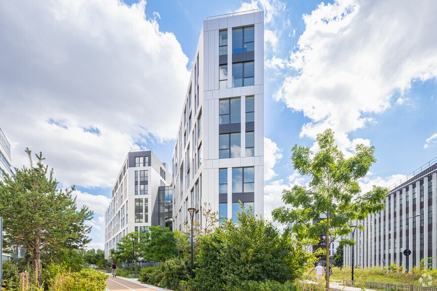 Retail in Saint-Denis for lease - Building Photo - Image 3 of 4