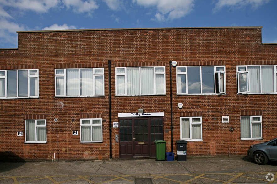 4 Bilton Rd, Hitchin for lease - Building Photo - Image 2 of 4