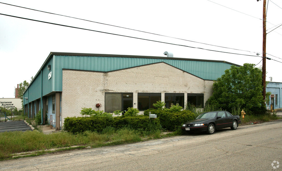 1250 Lincoln Ave, Waukesha, WI for lease - Building Photo - Image 1 of 7