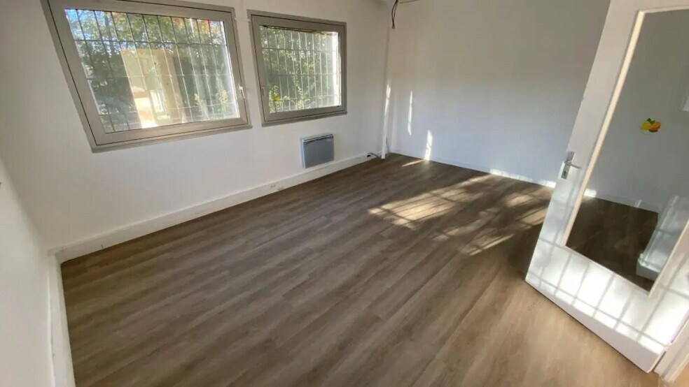 Office in Valenton for lease - Interior Photo - Image 3 of 9