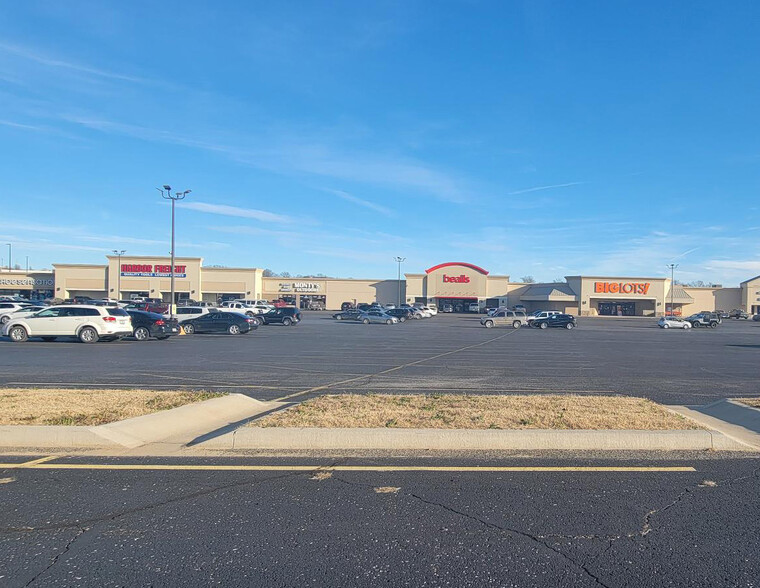 1301-1425 Southern Hills Ctr, West Plains, MO for lease - Building Photo - Image 1 of 3