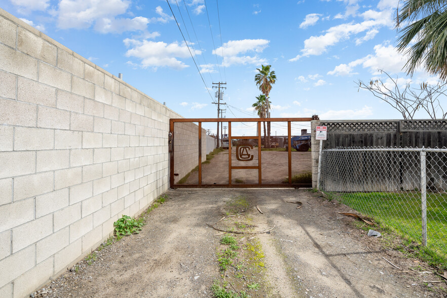 2810 Patton Way, Bakersfield, CA for sale - Primary Photo - Image 1 of 32