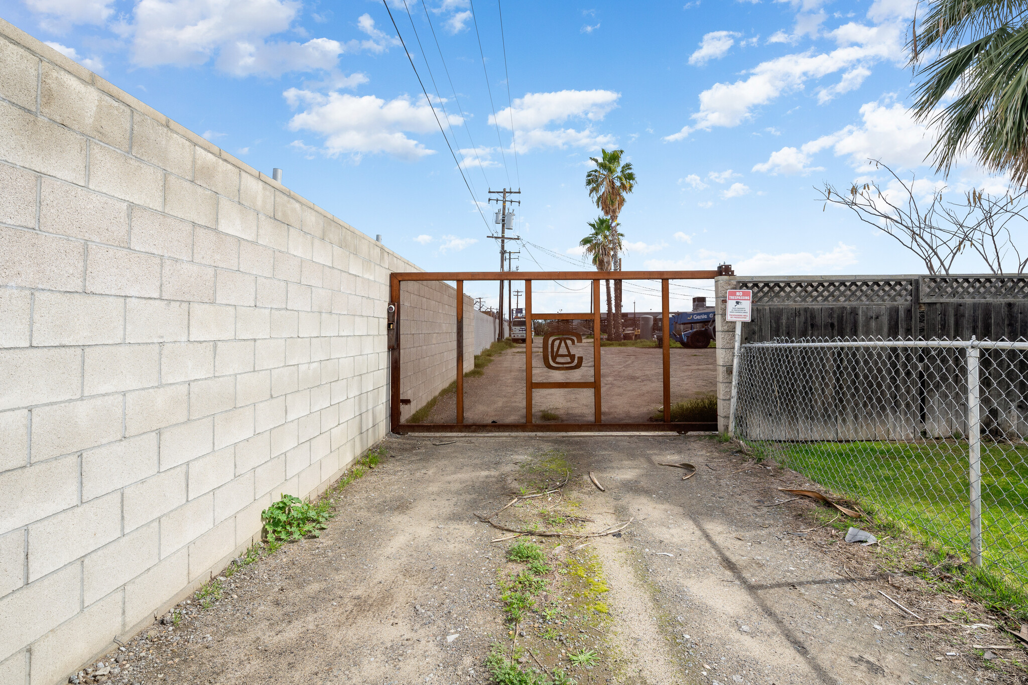 2810 Patton Way, Bakersfield, CA for sale Primary Photo- Image 1 of 33