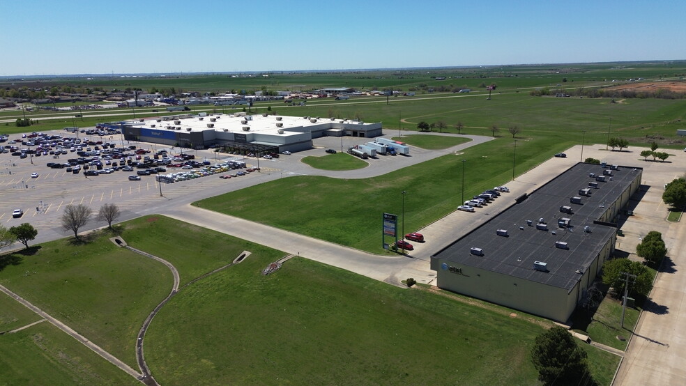 1701-1715 Investors Ave, El Reno, OK for lease - Building Photo - Image 2 of 3