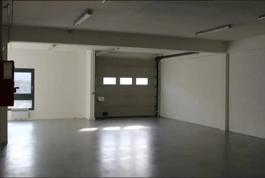 3 Avenue Le Verrier, Trappes for lease - Interior Photo - Image 3 of 8